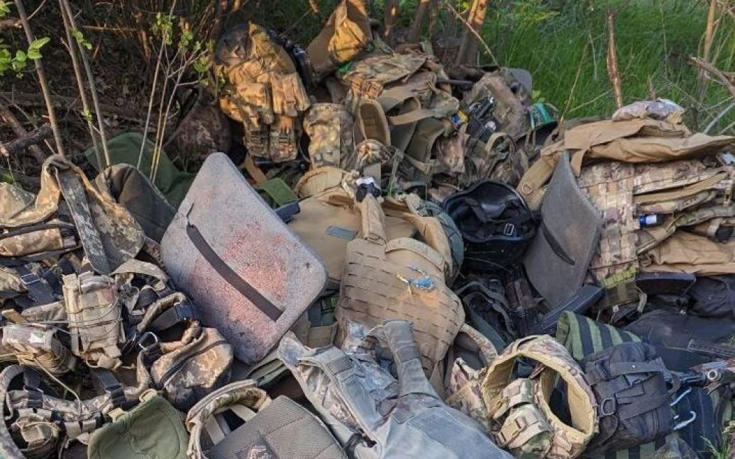 Пройшла крізь метал, але застрягла у буханці: під Бахмутом хлібина врятувала воїна від кулі (фото)